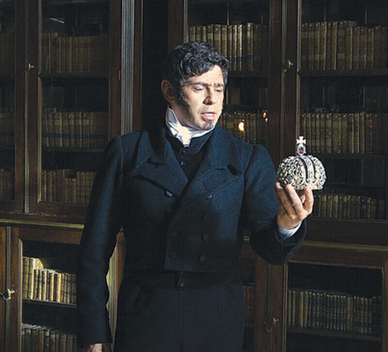 Валерий Николаев предстал в образе графа Де Витта, который хочет добиться власти и богатства, а также расположения пани Беаты. Фото: материалы пресс-служб.