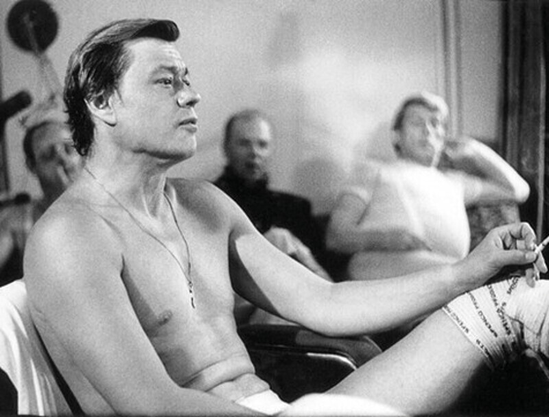 Роли Николая всегда требовали огромных энергозатрат. Поэтому он держал себя в форме – играл в большой теннис, занимался плаванием. На фото – в гримерке. Фото: личный архив Людмилы Поргиной.