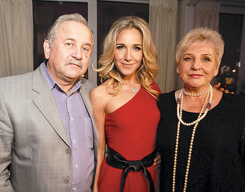 Поздравить Юлю с юбилеем приехали родители певицы. Фото: материалы пресс-служб.