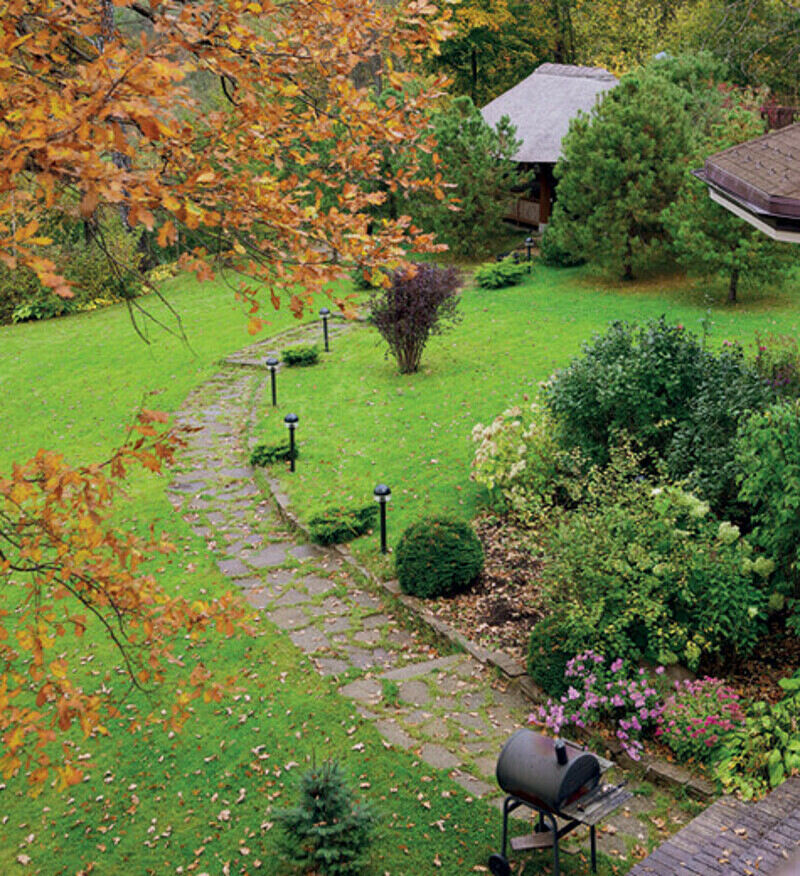 Прекрасными видами хозяин теперь любуется с балкона собственного особняка. Фото: Сергей Козловский.