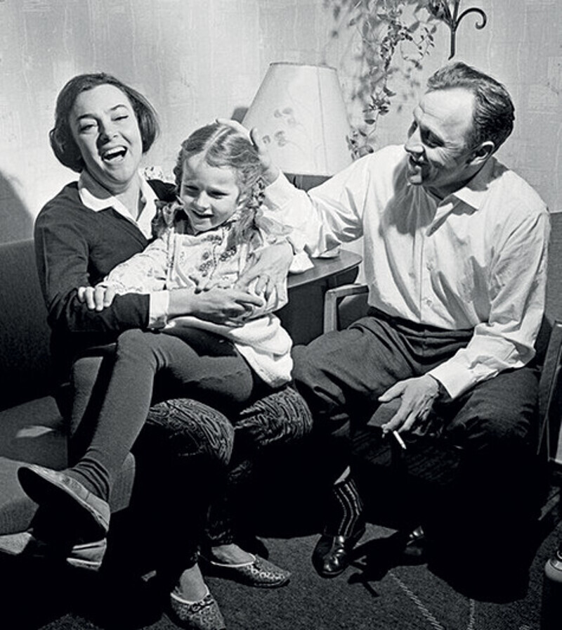 Ульянов с женой и дочкой. Первым мужем Аллы Парфаньяк был актер Николай Крючков. Но она ушла от звезды советского экрана к начинающему актеру, который к тому же был моложе ее на четыре года. Фото: личный архив Елены Ульяновой.