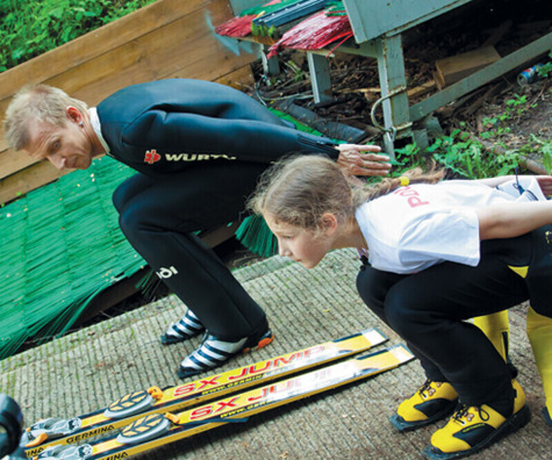 Оказывается, летом тренировки спортсменов, прыгающих на лыжах с трамплина, проходят на склонах, покрытых искусственной пластмассовой травой. Фото: материалы пресс-служб.