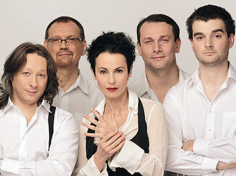 Ирина Апексимова со своим музыкальным коллективом. Фото: материалы пресс-служб.