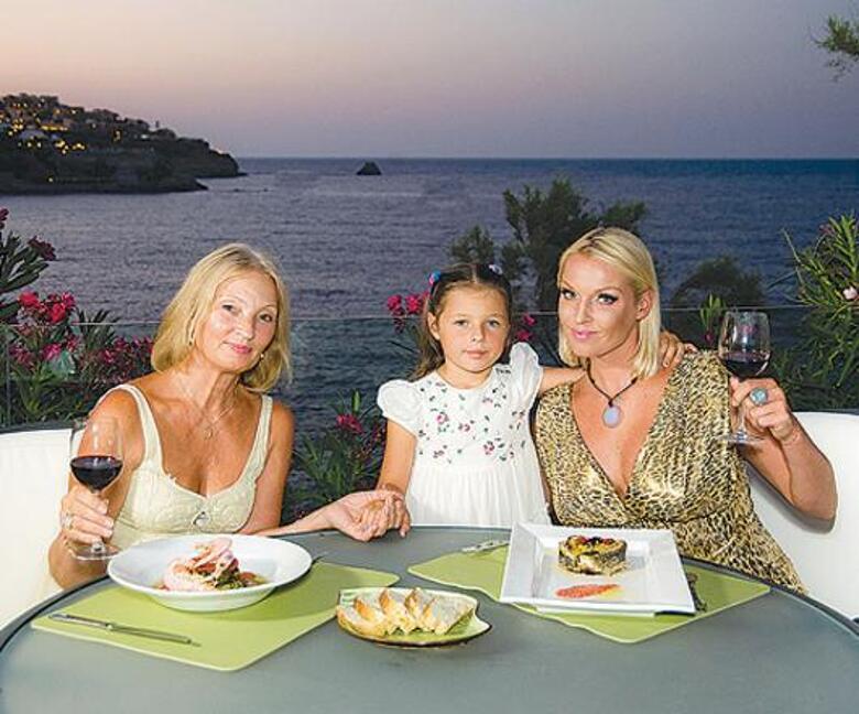 Анастасия Волочкова с семьей.