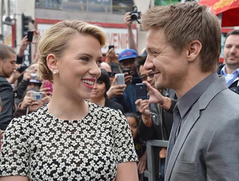 Скарлетт Йоханссон и Джереми Реннер.