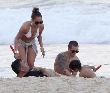Дженнифер Лопес с детьми и бойфрендом Каспером Смартом на пляже. Фото: Sipa Press/Fotodom.ru. 