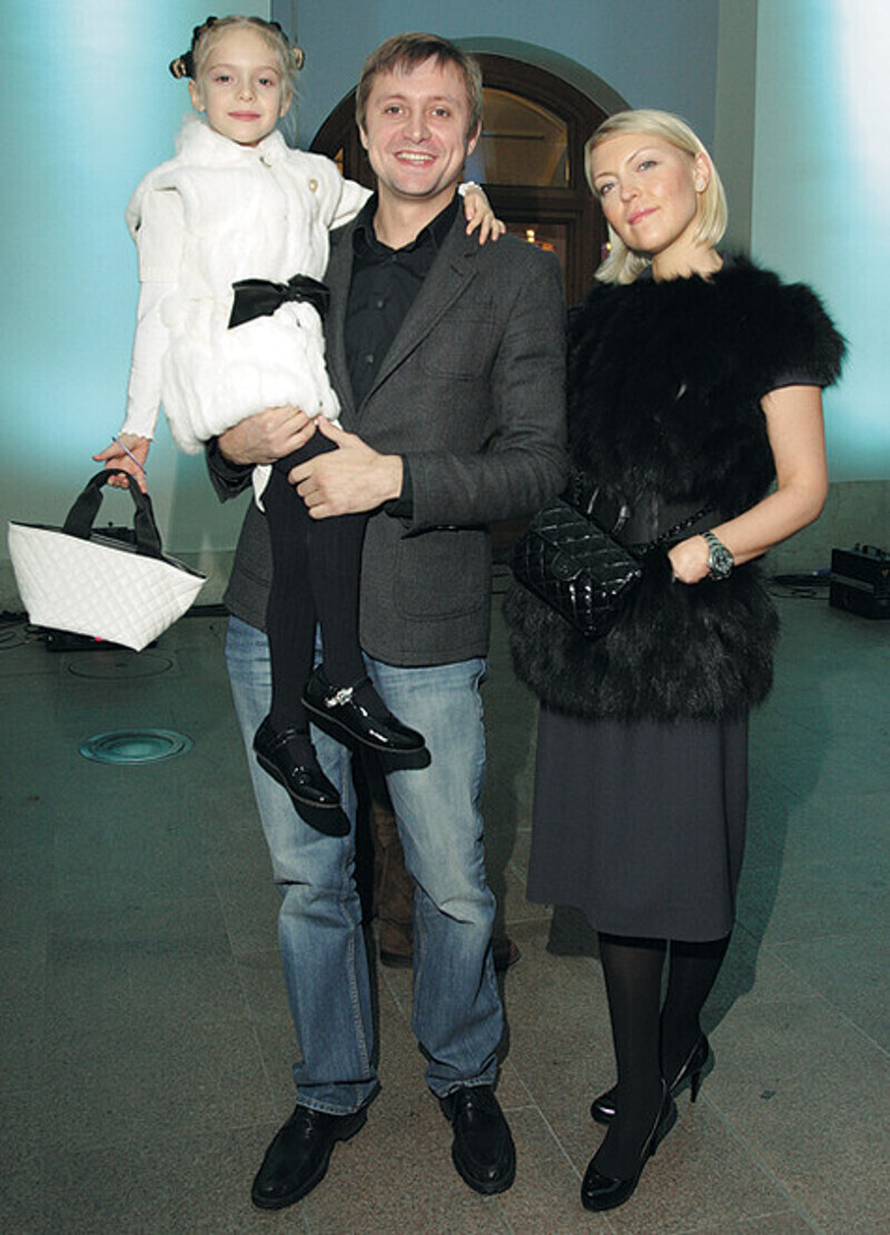 Артем и Дарья уже давно вместе. Их дочке Наташе десять лет, и, пока папа снимается в кино и занимается ресторанным бизнесом, она постигает азы балета. Фото: Геннадий Авраменко.