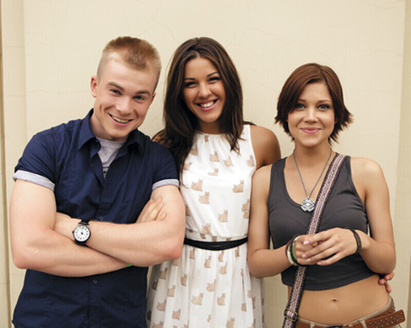 Вместе с «Городом 312» на съемочной площадке были и актеры, которые исполнили в фильме главные роли, а именно: Макар Запорожский (слева), Мария Пирогова (справа), а также певица Лизабэт. Фото: материалы пресс-служб.