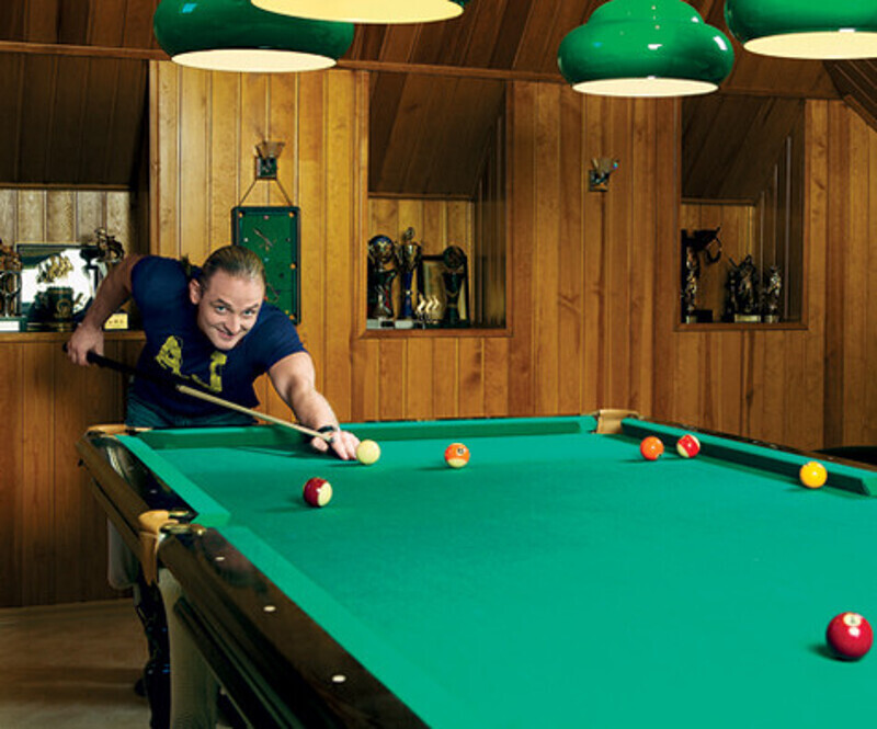 Иногда Аскольд находит время, чтобы постучать по шарам. Фото: Сергей Козловский.