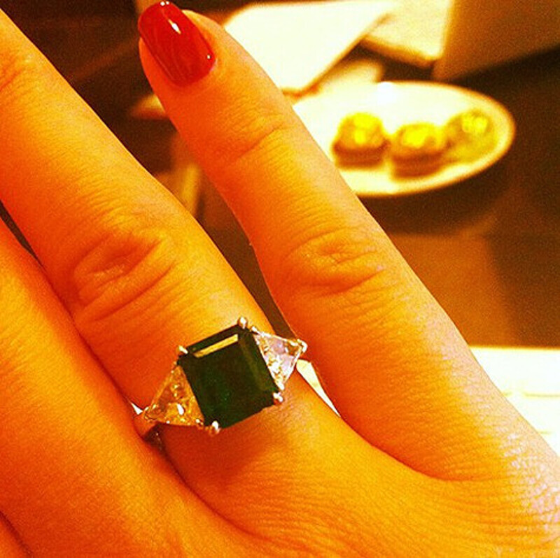 Первое фото с кольцом появилось в феврале. Фото: Twitter.com.