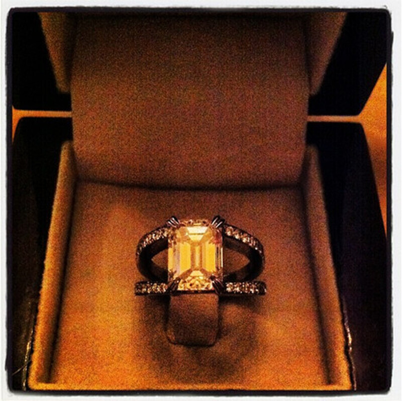 Обручальное кольцо Оксаны Пушкиной. Фото: Twitter.com.