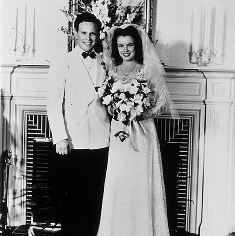 Джеймс Догерти был простым работягой, и в жены он брал такую же обычную девчонку. Кинокарьера Монро разрушила этот союз. Фото: Sipa Press/Fotodom.ru.