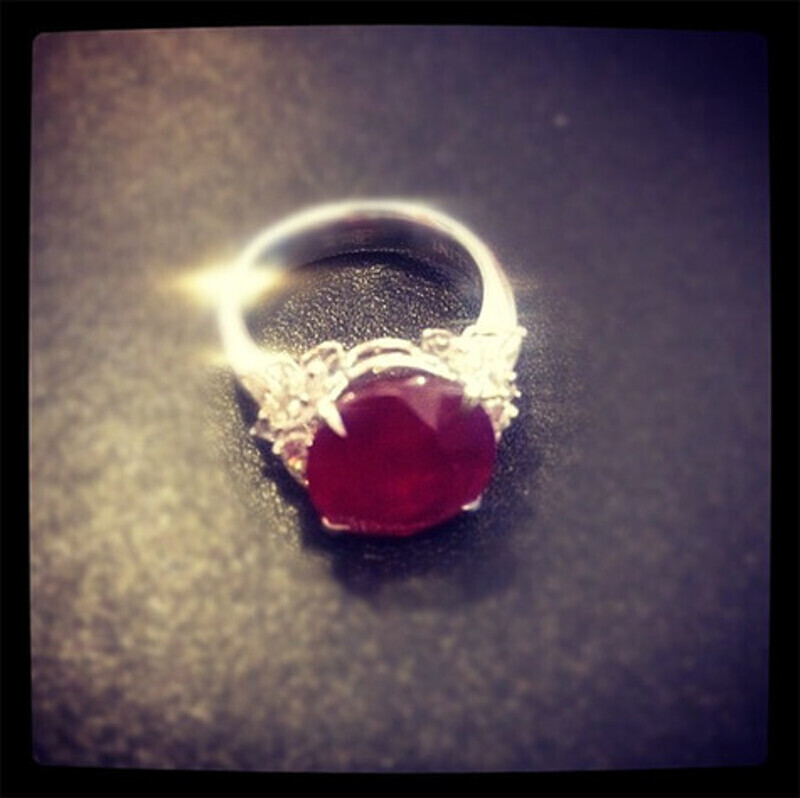 Загадочный незнакомец вновь просит руки телеведущей. Фото: Twitter.com.