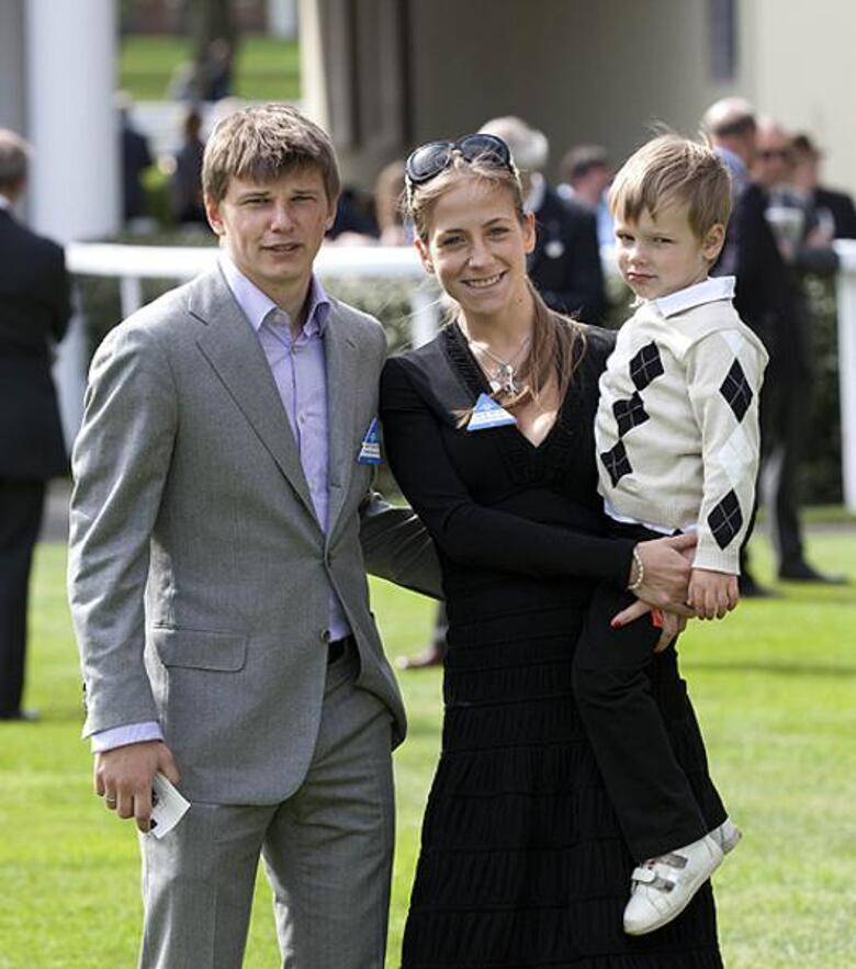 Андрей Аршавин с сыном Артемом и женой Юлией. Фото: 	Rex Features/Fotodom.ru. 