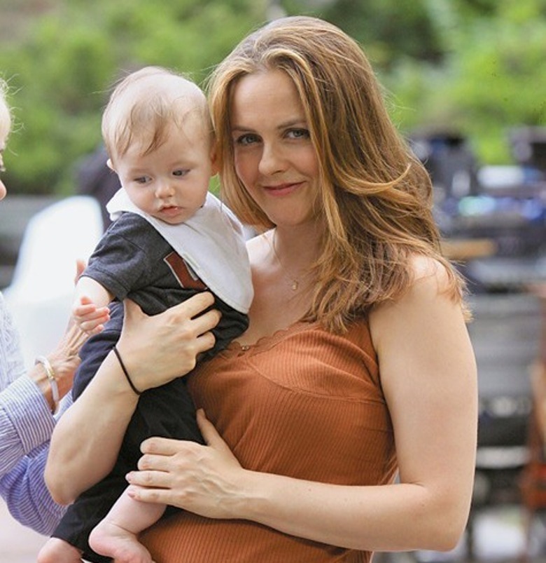 Алисия Сильверстоун кормит сына по-птичьи