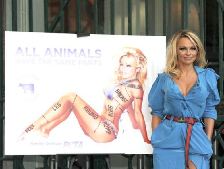 Памела Андерсон на промо-акции организации PETA в Лондоне. Фото: Rex Features/Fotodom.ru