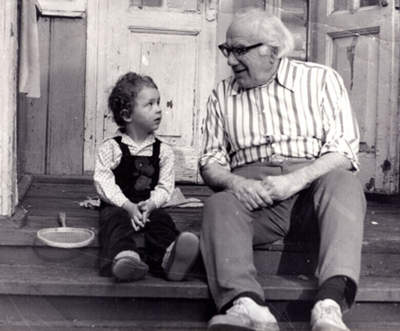 Актер виделся с внуками в основном летом. Дедом он был хорошим, не уставал рассказывать им занимательные истории и байки. Фото: личный архив Владимира Ильинского. 