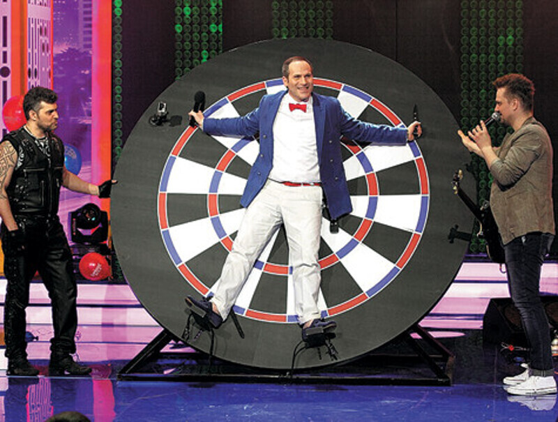 Перед запуском нового конкурса «Колесо для дартса», Михаил Шац лично проверил конструкцию на безопасность. Фото: материалы пресс-служб.
