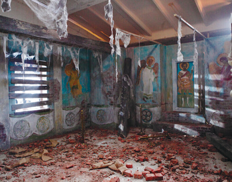 Часть действия «Закрытой школы» происходит в старинной часовне. Ее декорации с огромными, в человеческий рост иконами кропотливо расписывались вручную. Фото: материалы пресс-служб.