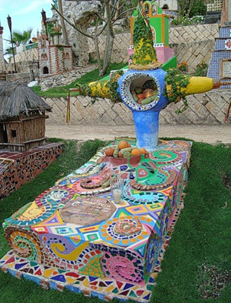 Фриске считает, что в Мексике могилы очень красочные. Фото: материалы пресс-служб.