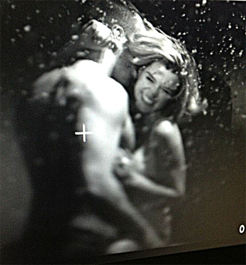 "Не порно, но задорно", - подписала снимок со съемочной площадки в своем микроблоге Бородина. Фото: Twitter.com.