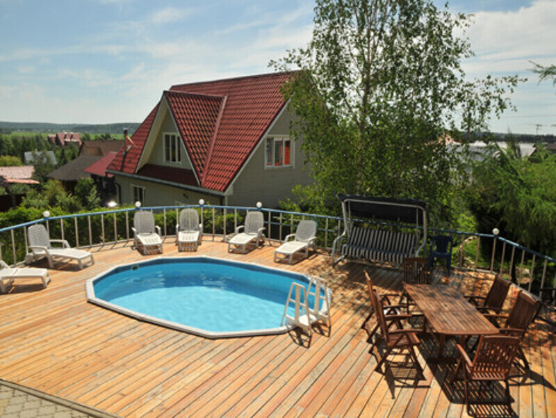 Бассейн – центр дачной жизни в теплое время года. Фото: Евгений Матвеев.