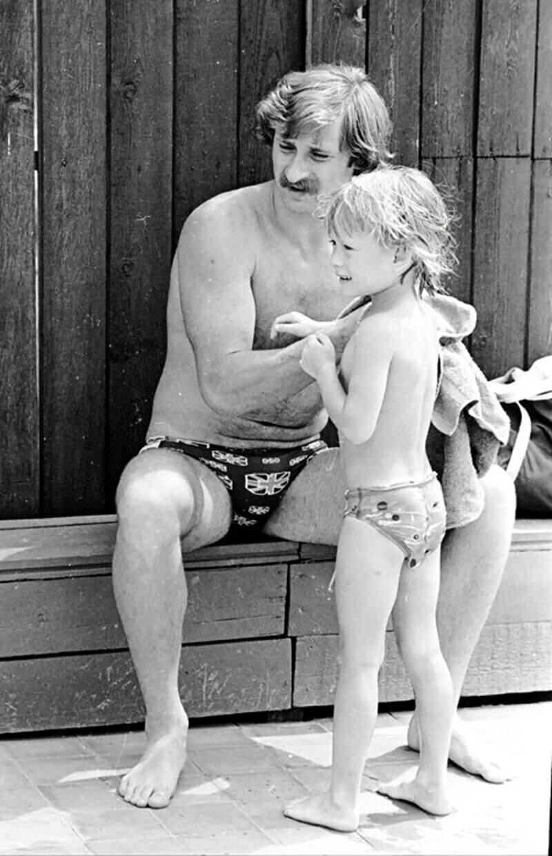 Знаменитый пловец Владимир Буре готовил из сына чемпиона с раннего детства. Фото из личного архива Павла Буре.