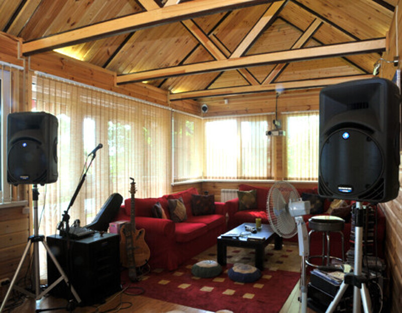 Саруханов так организовал свой быт, что музыкальные инструменты всегда под рукой. Фото: Евгений Матвеев.