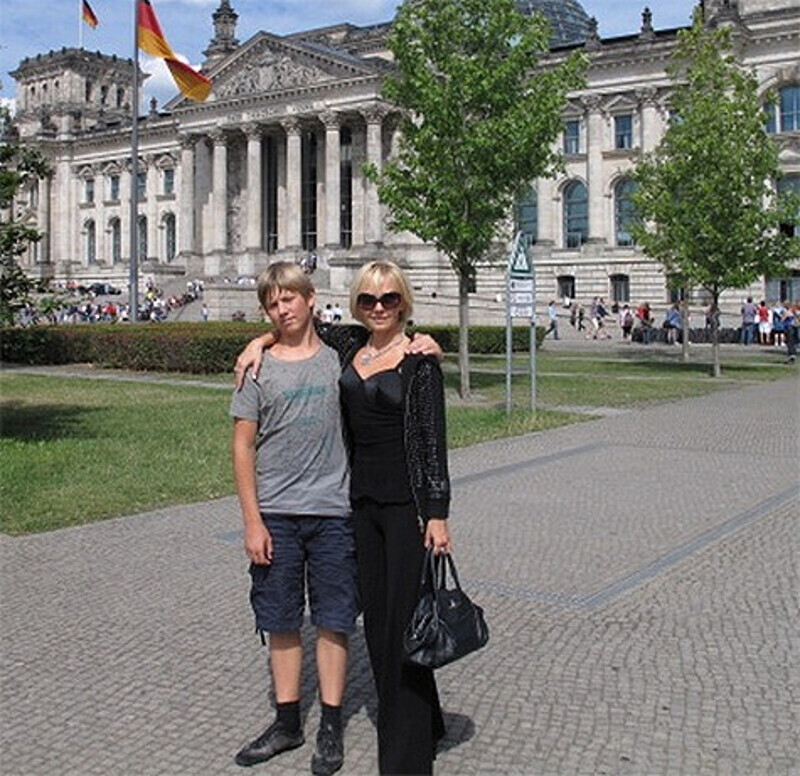 Валерия с сыном. Фото: официальный сайт певицы.