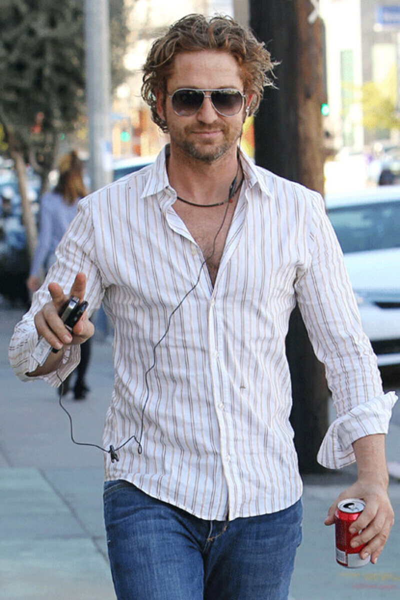 Джерард Батлер прогуливается по Западному Голливуду, январь 2012 года. Фото: Fotodom.