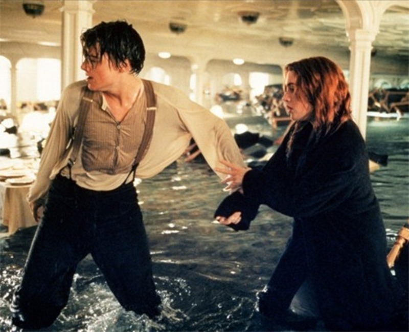 Кейт Уинслет отказалась надевать гидрокостюм во время съемок сцен в воде и заработала себе пневмонию. После этого актриса захотела покинуть проект, но Джеймс Кэмерон убедил ее остаться. Фото: www.kinopoisk.ru/