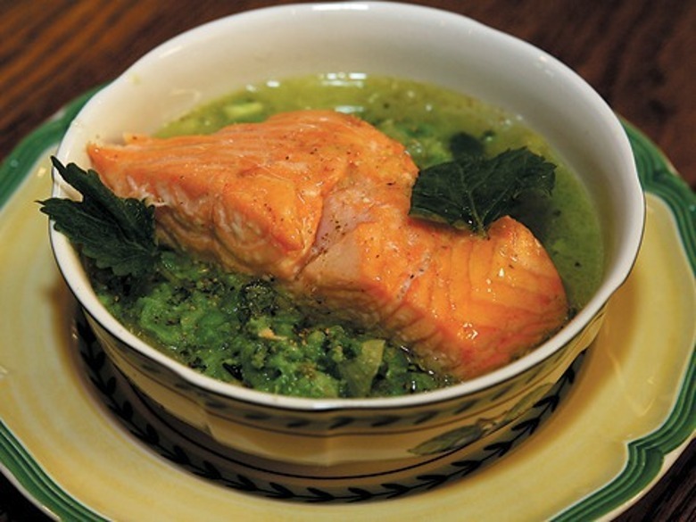 Семга с супом-пюре из зеленого горошка