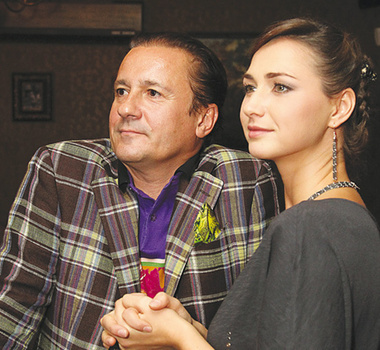 Супруга Олега Меньшикова, как всегда, выглядела обворожительно и старалась во всем помогать мужу. В результате так забегалась, что к элитным блюдам практически не притронулась. Присутствующие тут же решили, что на самом деле Настя, конечно, бережет фигуру