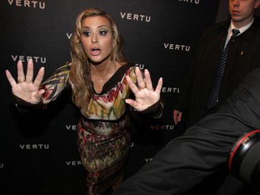 Анастэйша настойчиво просила свою охрану не мешать фотографам. Выглядели эти просьбы примерно так.