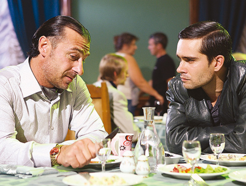 Герой Эвклида Кюрдзидиса, лидер преступной группировки по имени Дато, убедит героя Петра Федорова Ивана, только что вернувшегося из армии, стать бандитом. Но даже этот поступок Ивана актер Федоров пытается оправдать. Говорит, время тогда было именно такое