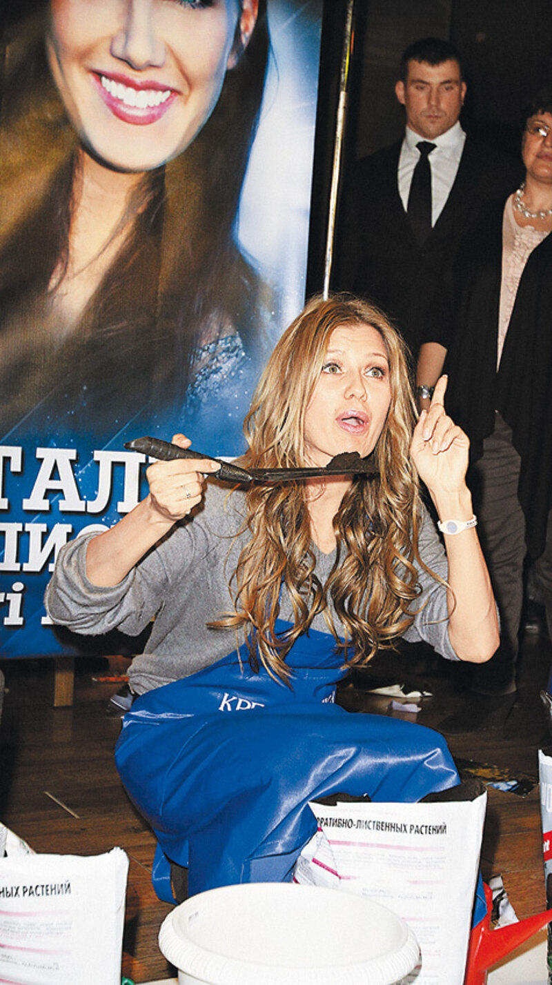 Вика Боня вела себя чересчур активно для своего «интересного» положения и в итоге вложила в посадку дерева куда больше сил, чем голливудский гость. Фото: Геннадий Авраменко.

