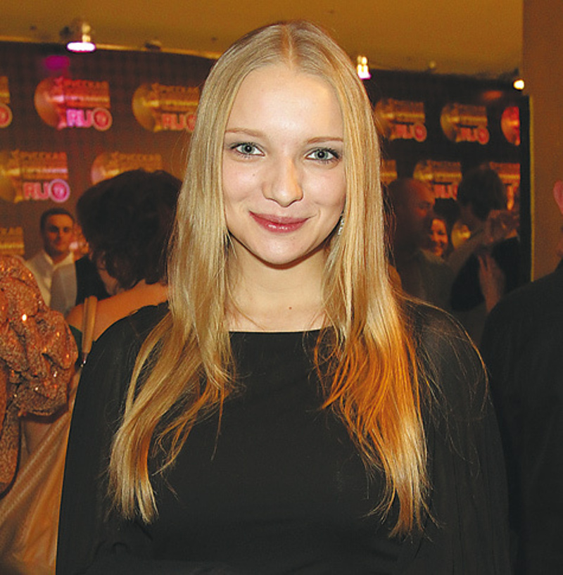 Катя Вилкова — пожалуй, самая загадочная из будущих звездных мам. Фотографировалась она без удовольствия, несмотря на то что выглядела очень хорошо. Как и подобает красивой и счастливой девушке. Фото: Геннадий Авраменко.
