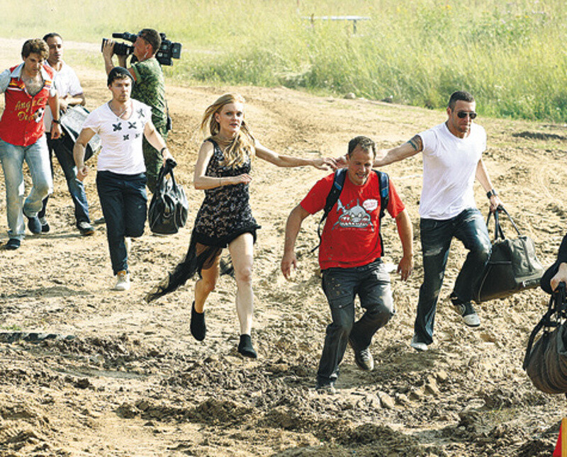 Вот так выглядели «новобранцы», когда только попали на проект. Добираться до своей казармы им пришлось бегом. Последним прибежавшим стал певец Авраам Руссо. Ему пришлось сразу покинуть шоу. Фото: Руслан Рощупкин.