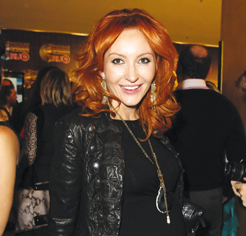 Диджей Катрин Весна облачилась в черное, видимо, в надежде, что оно стройнит настолько, что никто ничего не заметит. Черное действительно стройнит, но интересное положение все равно заметно. Фото: Геннадий Авраменко.
