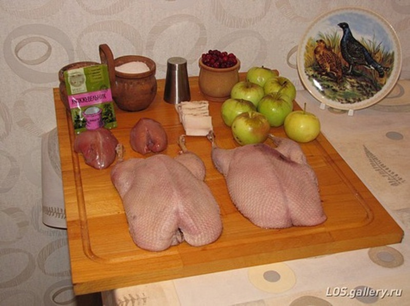 По сюжету на долю Люси выпадает немало приключений. Вначале ее предлагает отравить родной дядя Роман, а потом она влюбляется в своего двоюродного брата Дмитрия, известного автогонщика.