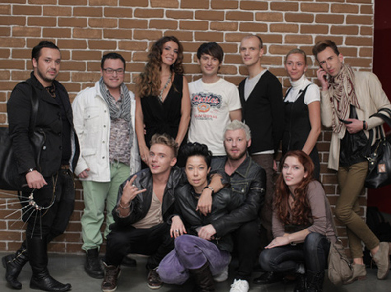 Для того чтобы попасть в шоу, молодые дизайнеры должны были пройти три этапа сложного кастинга. Участники были отобраны из 2000 претендентов.