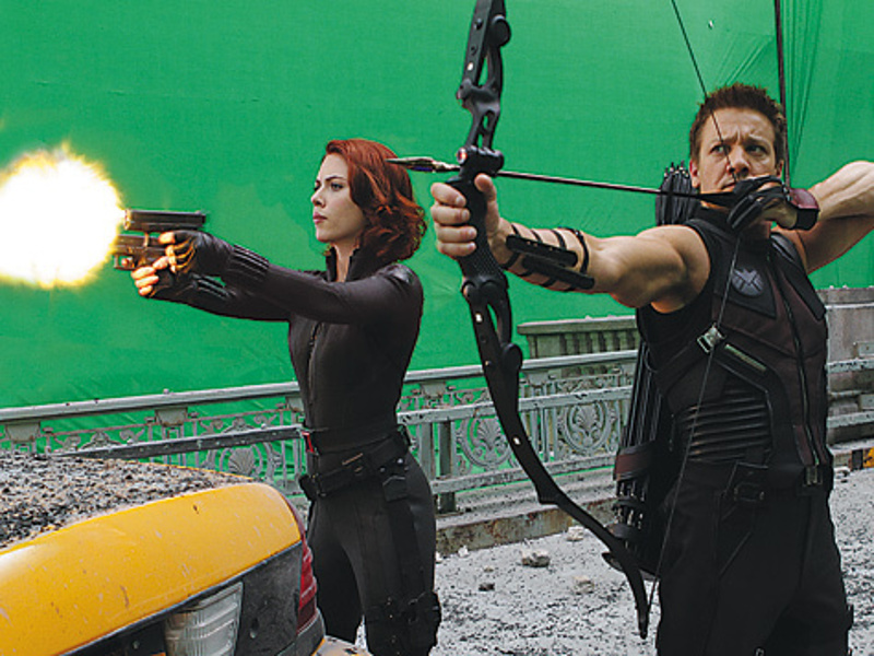 Джереми Реннер, играющий супергероя Соколиного Глаза, перед съемками брал уроки стрельбы из лука. Скарлетт Йоханссон, уже имеющая немалый опыт обращения с оружием, тем не менее тоже решила немного подучиться. Однако на съемочной площадке актрису больше ин