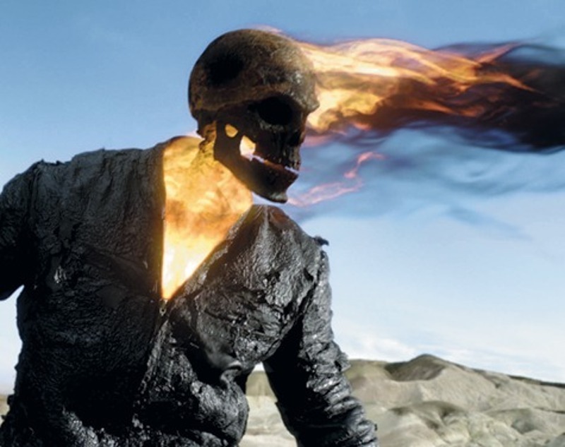 Голову и тело Призрачного Гонщика «поджигали» с помощью компьютерной графики, так что Николасу Кейджу не обязательно было находиться в гриме на площадке. Однако актер использовал его для вхождения в образ.