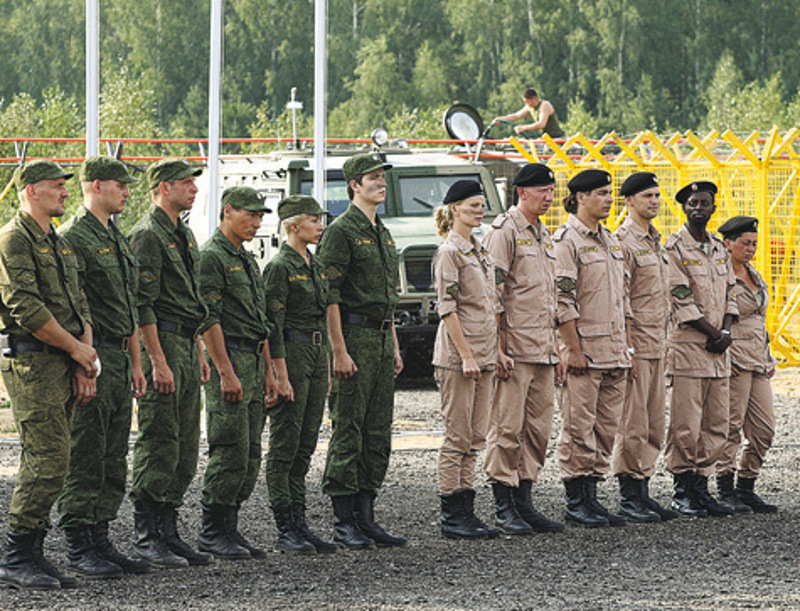 А вот участники уже после принятия присяги, поделенные на команды «Барсов» и «Тигров». В военной форме деятелей шоу-бизнеса узнать не сразу, но всем она, несомненно, очень идет. Фото: Руслан Рощупкин.
