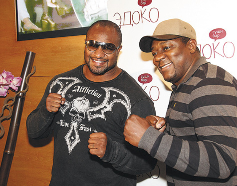 Пьер Нарцисс как главный фанат бокса среди представителей российского звездного бомонда не мог упустить возможности пообщаться с кумирами. Фото: Геннадий Авраменко.
