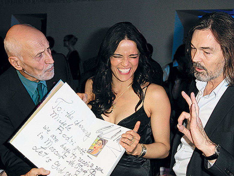 Никас Сафронов с помощью Николая Дроздова оставил Мишель автограф на собственном альбоме. А Мария Кравцова попыталась подарить ей какое-то меховое изделие, но столкнулась с вежливым отказом принять шкуру убиенного животного.