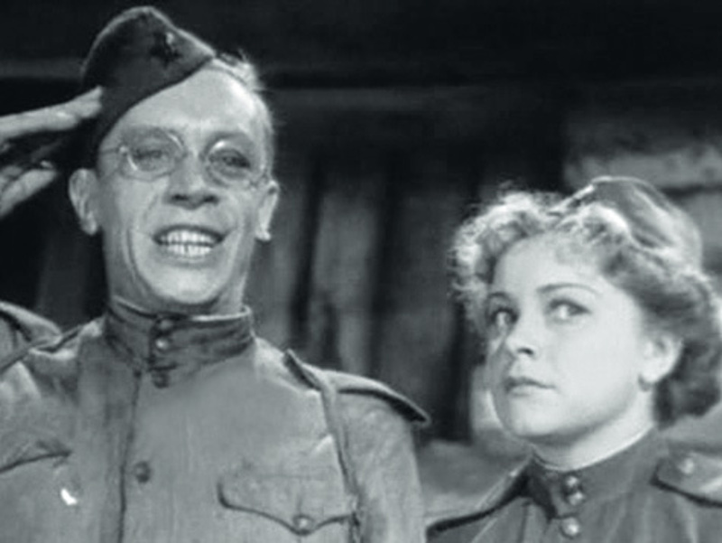 Изначально главная мужская роль досталась Петру Алейникову, но из-за перелома ноги артисту пришлось отказаться от этой работы. В результате кроликовод Огурцов стал первой ролью Александра Граве. А его партнерша Людмила Целиковская очень помогала на площад