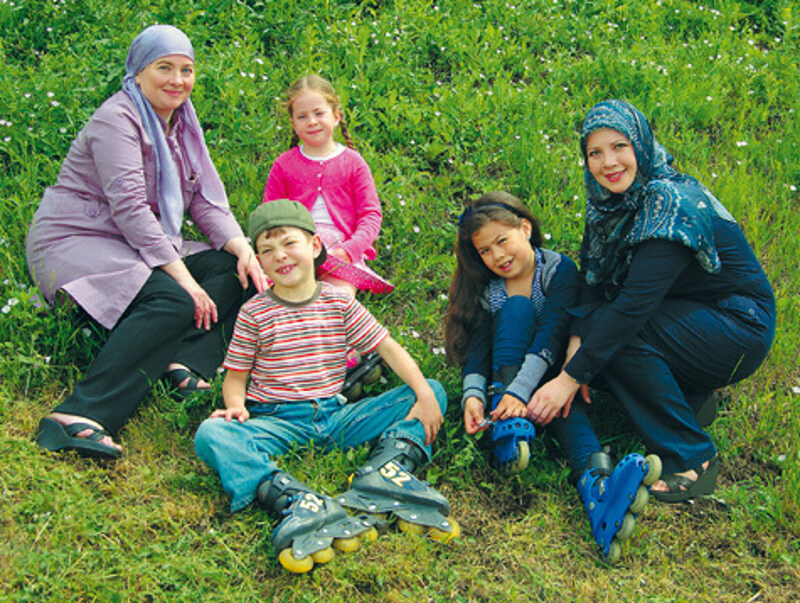 На днях в гости к Динаре приехала ее родная сестра Наиля, которая в данный момент живет в Башкирии. Так что на прогулку с «МК-Бульваром» они отправились вместе. 
На фото — Наиля,ее сын Амин и дочь Амаль и Динара Садретдинова с дочерью Ясмин. фото: Владим