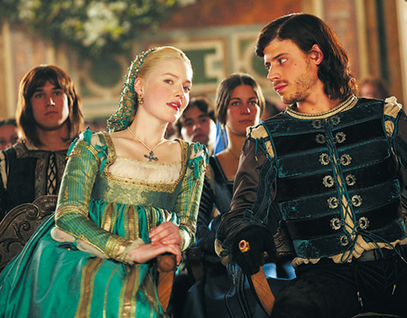 Франсуа Арно (справа) привлек режиссера Нила Джордана тем, что стиль его игры резко контрастировал со стилем игры исполнителя главной роли Джереми Айронса. Вместе они составили дуэт отца и сына.