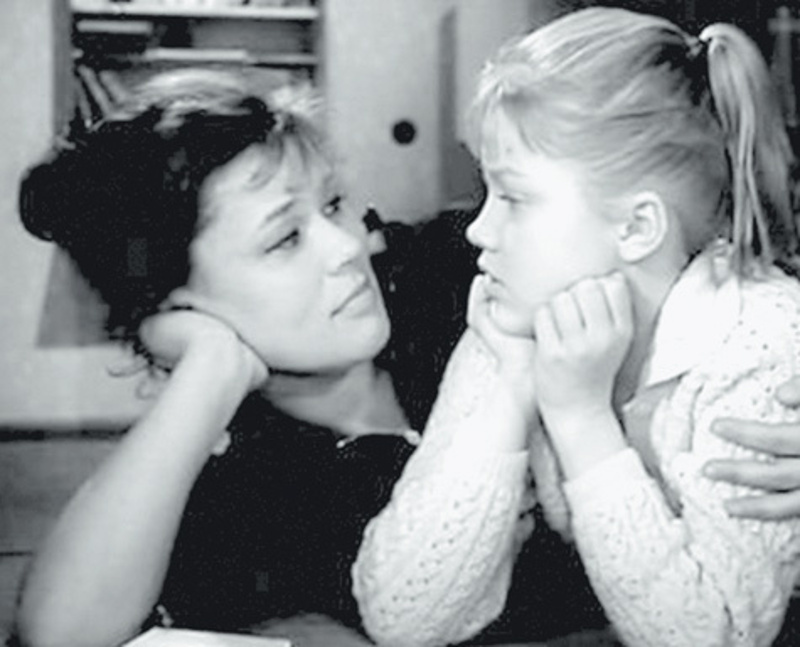 По иронии судьбы, актрисе часто приходилось играть в кино матерей, хотя в жизни об этой роли ей оставалось только мечтать. По воспоминаниям Елены Прокловой, которая сыграла дочь Люсьены Ивановны, Овчинникова отдавала столько любви и тепла, что казалась на